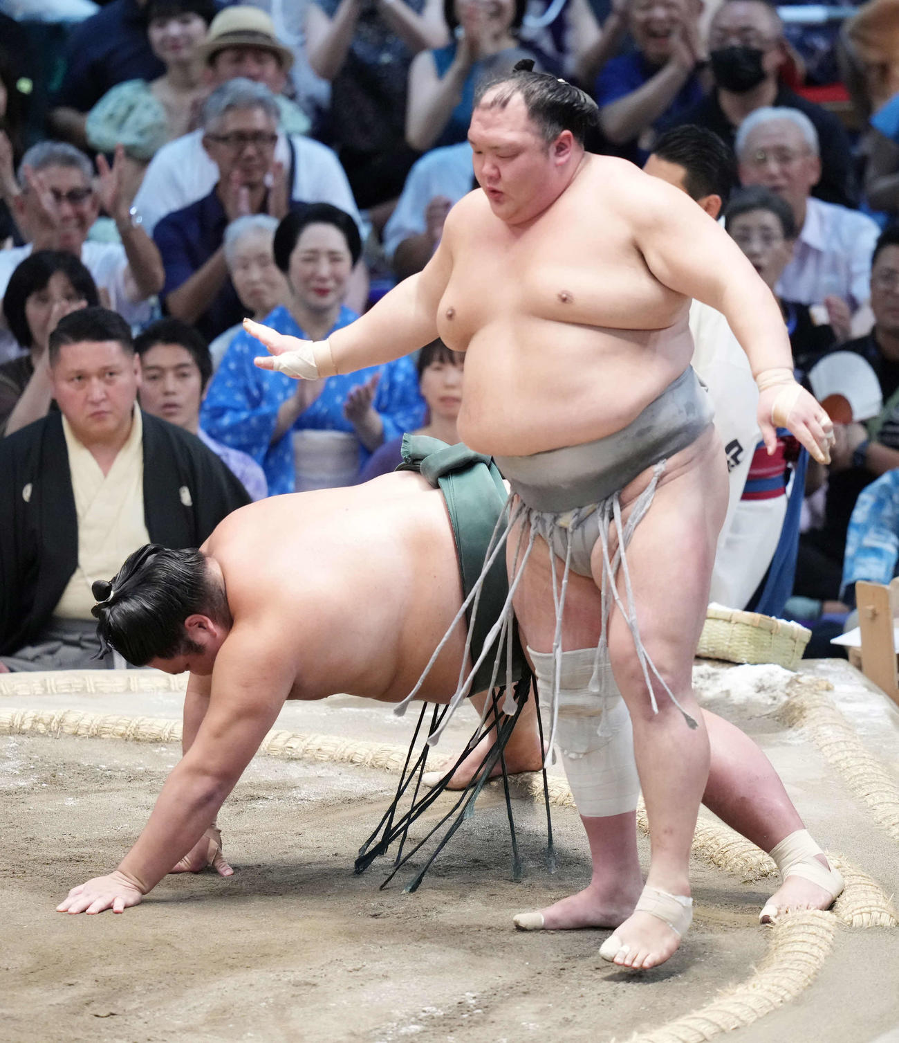 北勝富士（手前右）は引き落としで錦木を破り幕内優勝決定戦進出を決める（撮影・小沢裕）