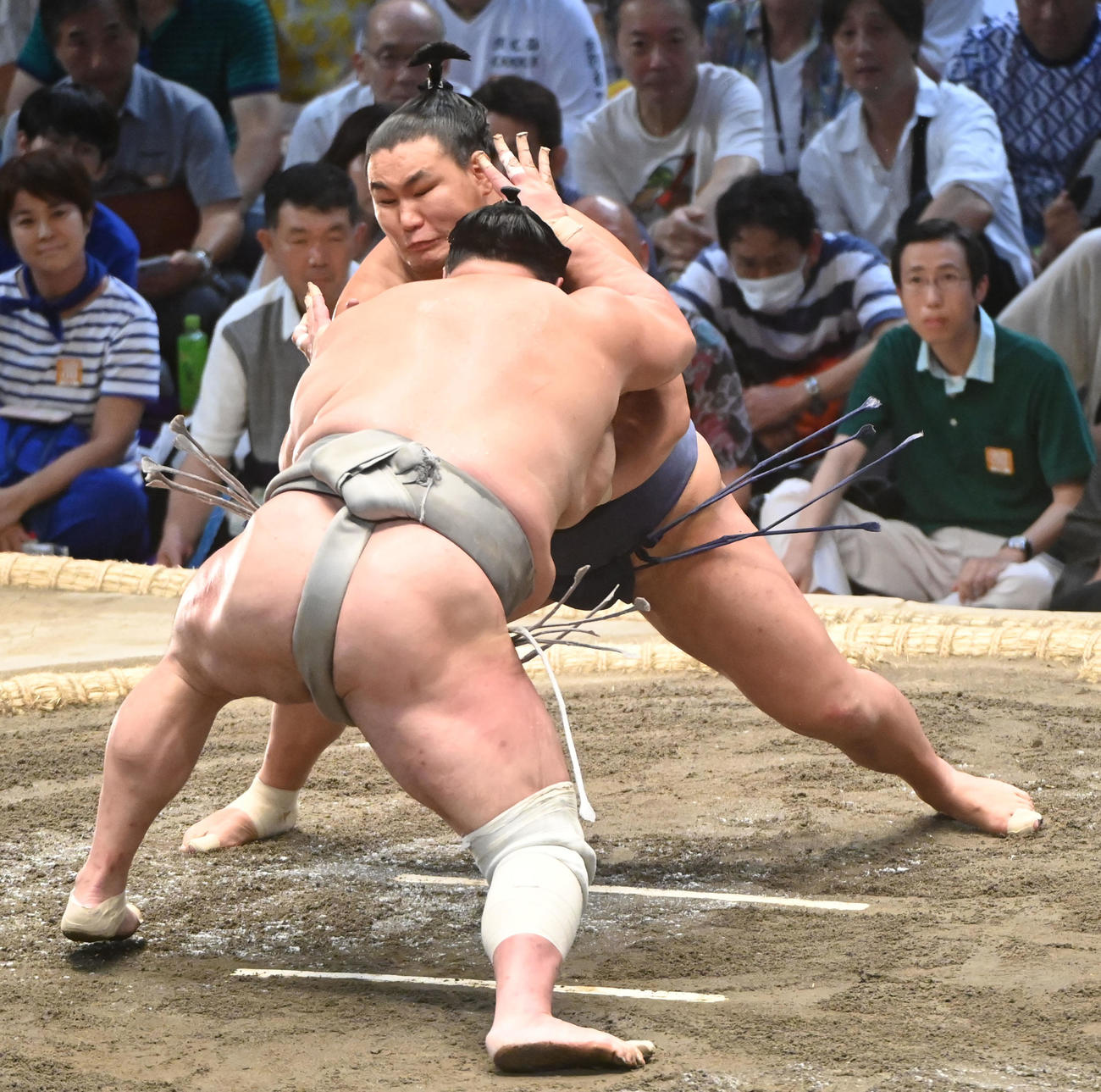 優勝決定戦　豊昇龍（左）は立ち合い北勝富士に激しくぶつかる（撮影・森本幸一）