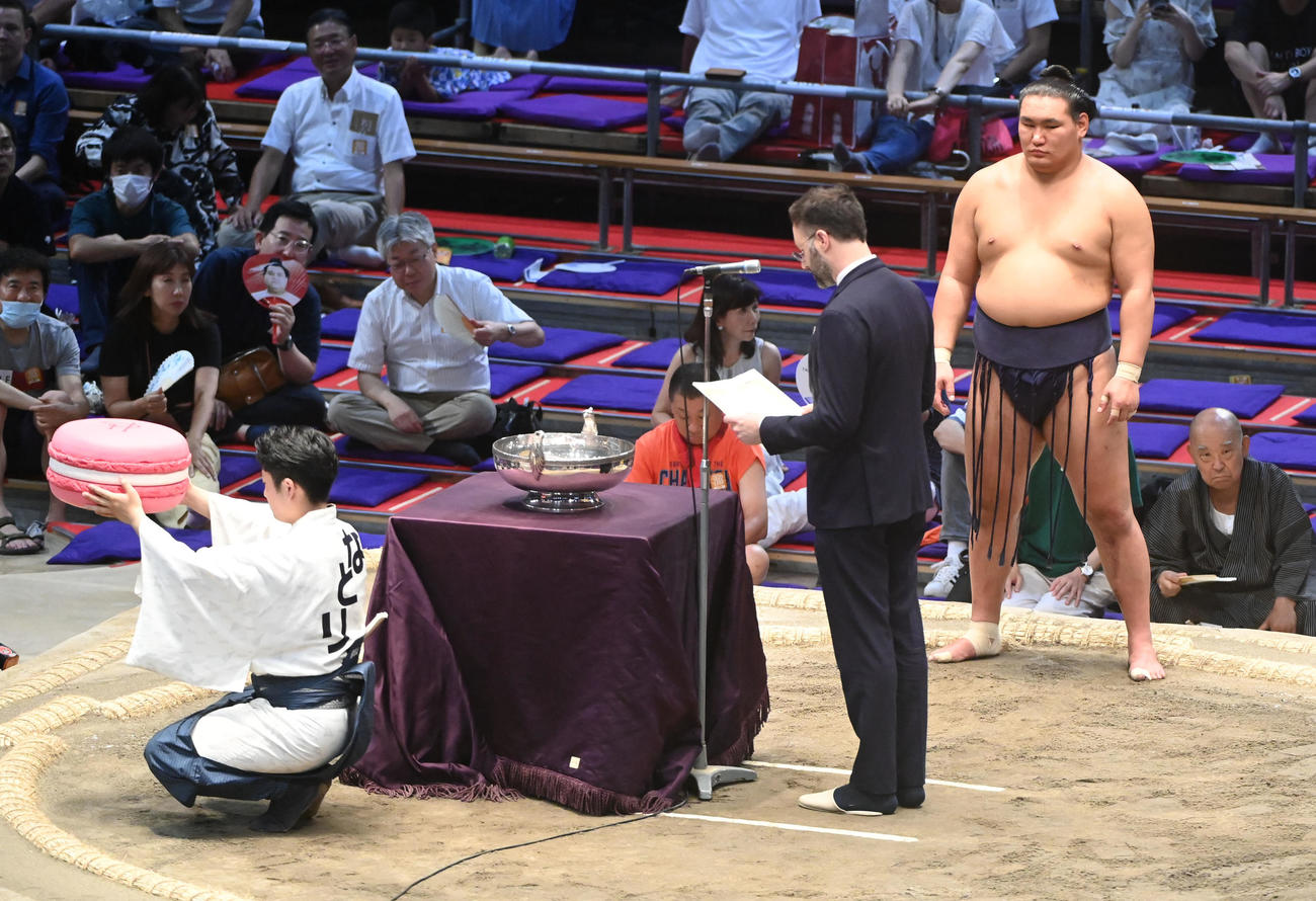 日仏友好杯と記念品を受け取る豊昇龍（右）（撮影・森本幸一）