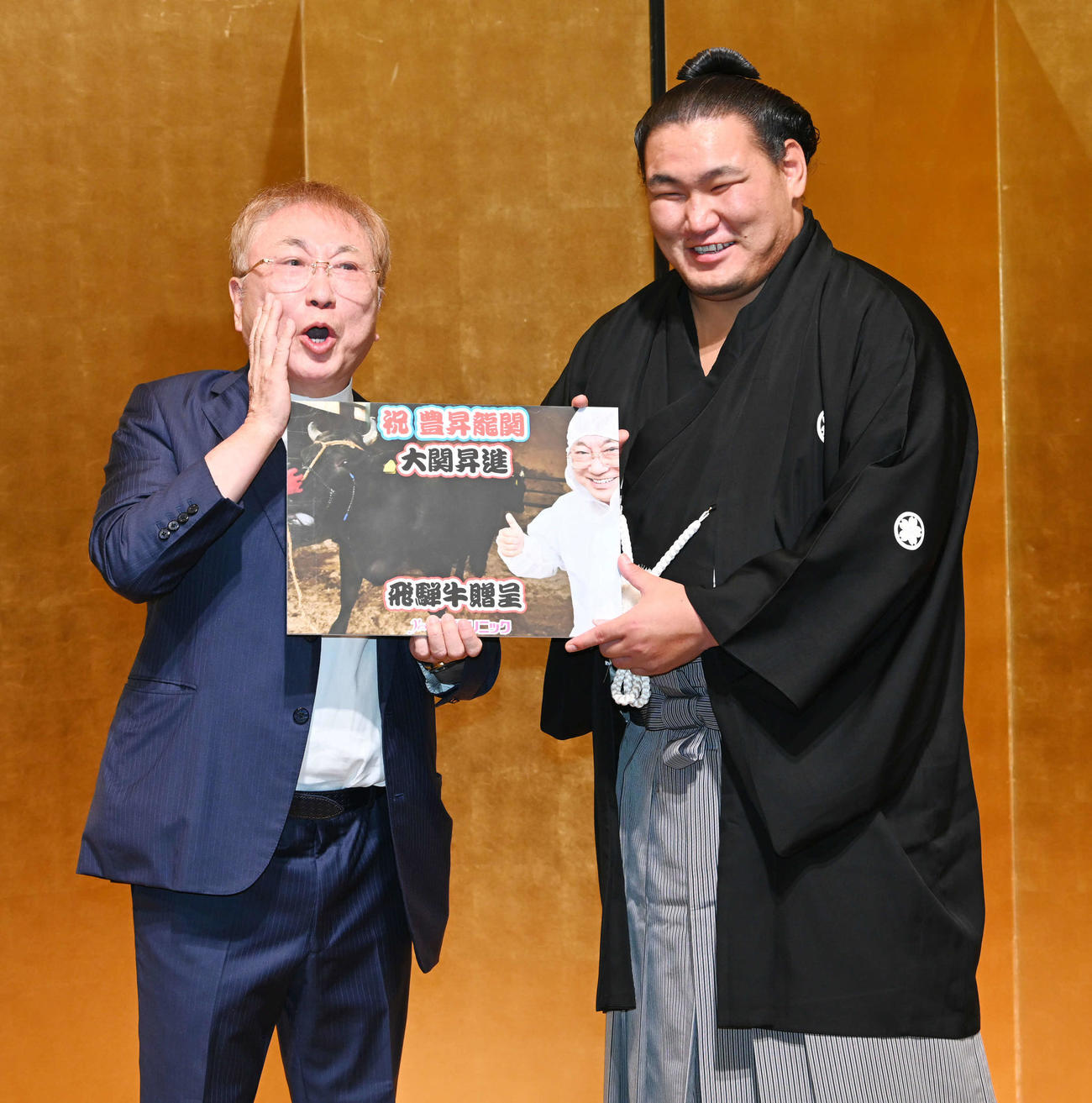 祝勝会場で高須クリニックの高須克弥院長（左）から大関昇進祝いの目録を贈呈される豊昇龍
