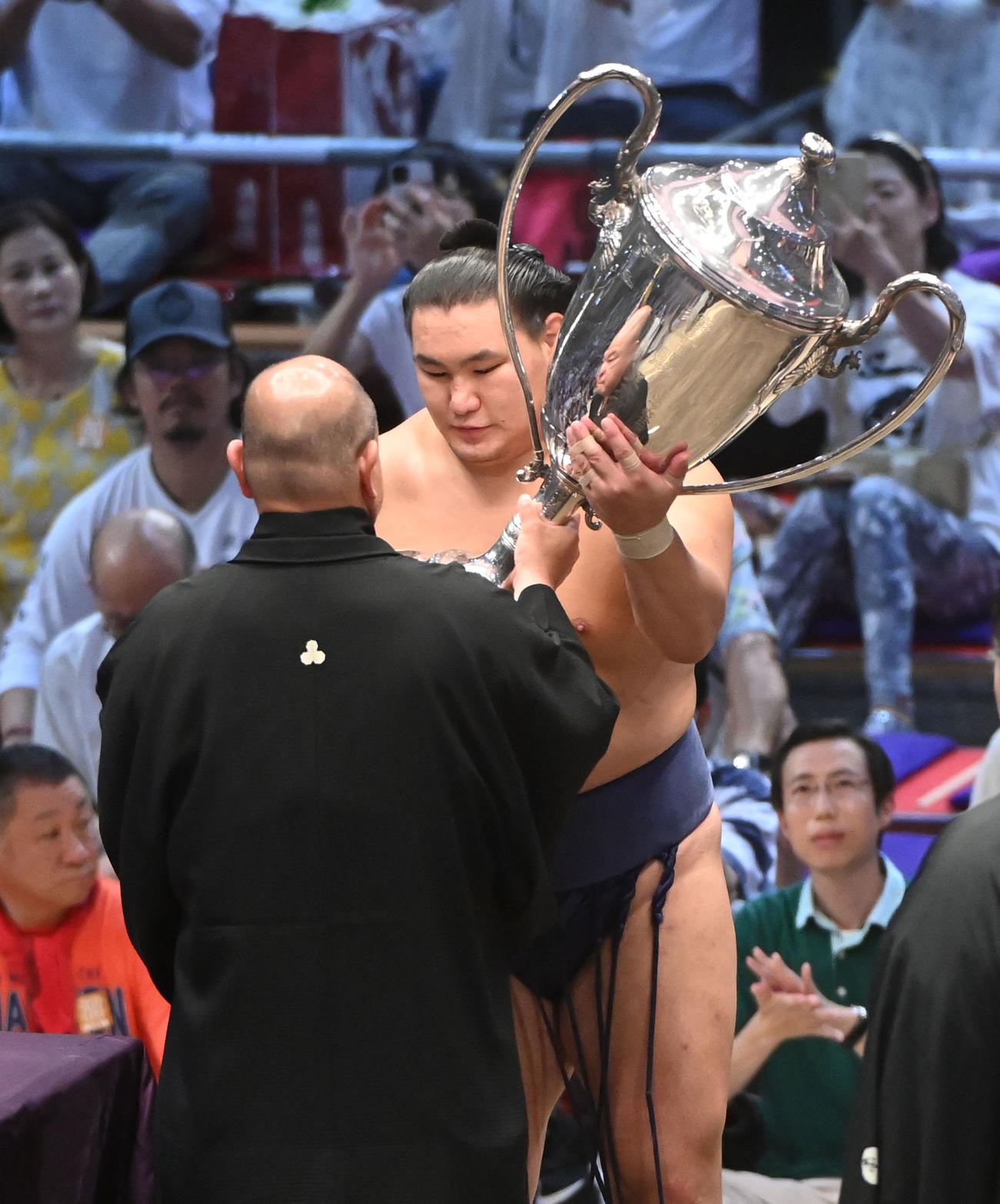 優勝賜杯を手にする豊昇龍（撮影・森本幸一）