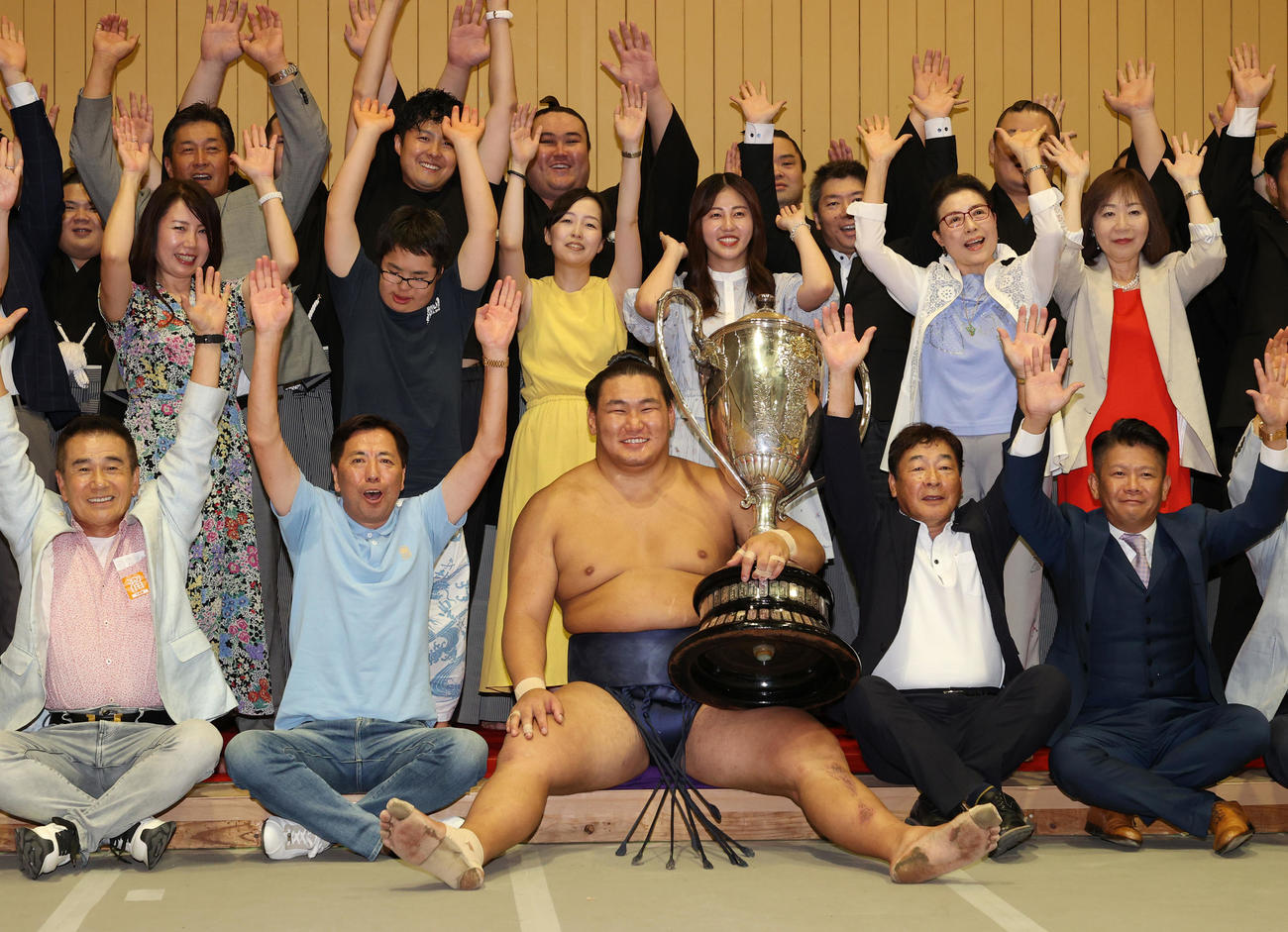 優勝し、賜杯を手に笑顔を見せる豊昇龍（中央）（代表撮影）