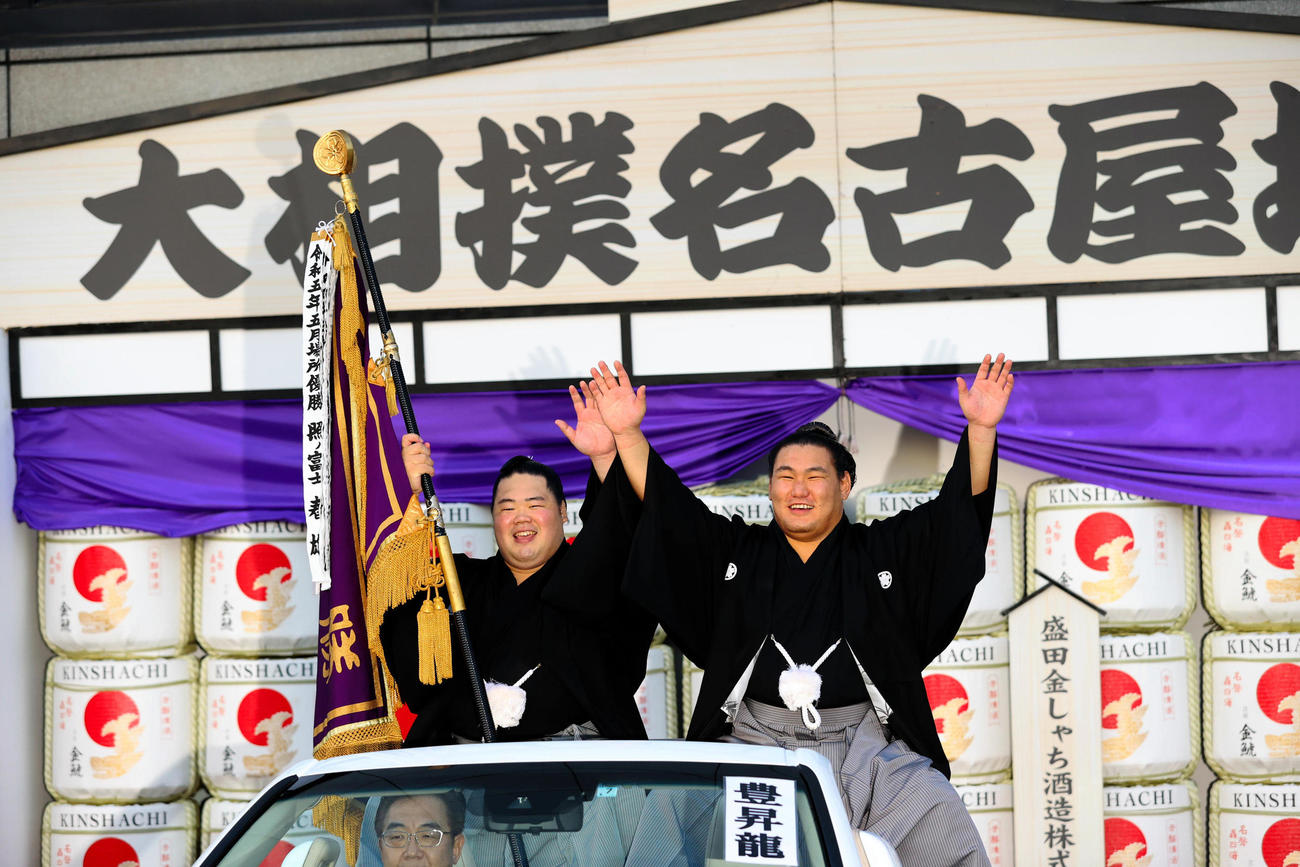 パレードに出発する豊昇龍（右）と優勝旗を持つ明生（代表撮影）