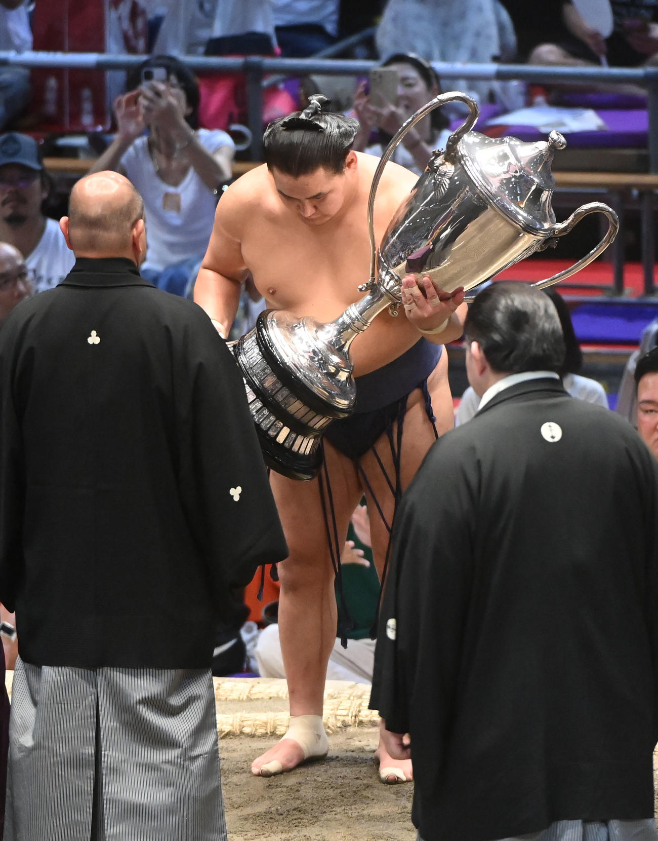 優勝賜杯を手にする豊昇龍（撮影・森本幸一）