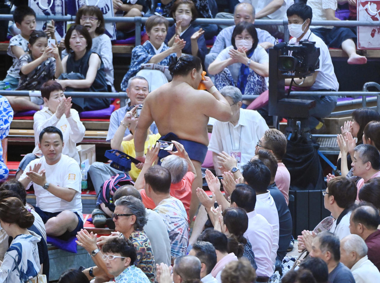 優勝決定戦　豊昇龍は北勝富士を破り拍手を浴びながら花道を引き揚げる（撮影・森本幸一）