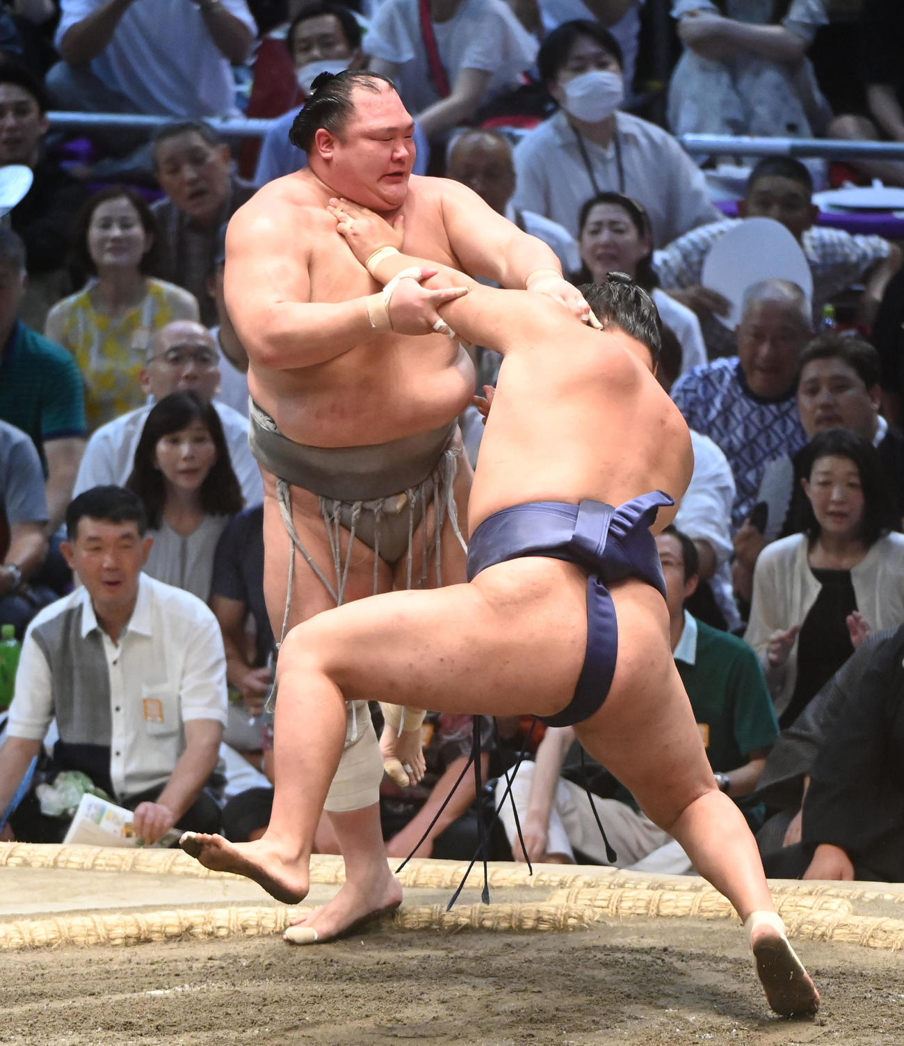 優勝決定戦　豊昇龍（右）は北勝富士を押し出しで破る（撮影・森本幸一）
