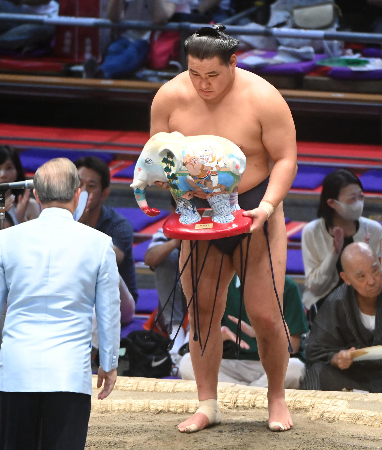 優勝しタイ日友好杯と記念品を受け取る豊昇龍（撮影・森本幸一）