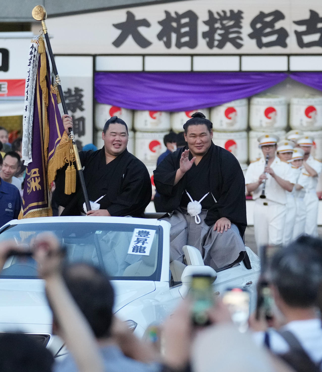 優勝し拍手と歓声を浴びながらパレードする豊昇龍（右）（撮影・森本幸一）