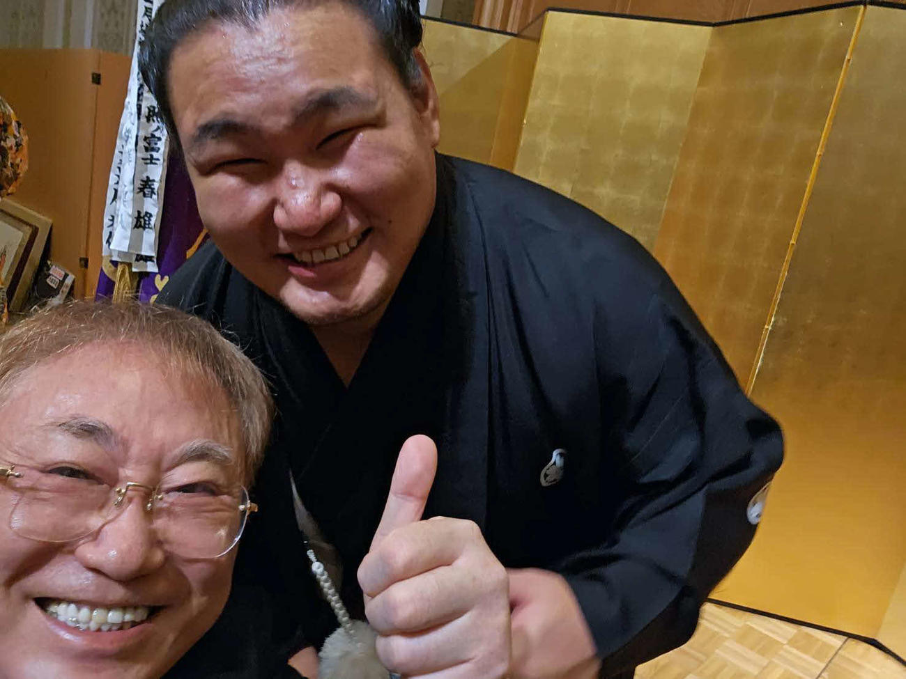 初優勝と大関昇進を確実にした豊昇龍（右）と喜びを分かち合う「高須クリニック」の高須克弥院長（高須氏提供）