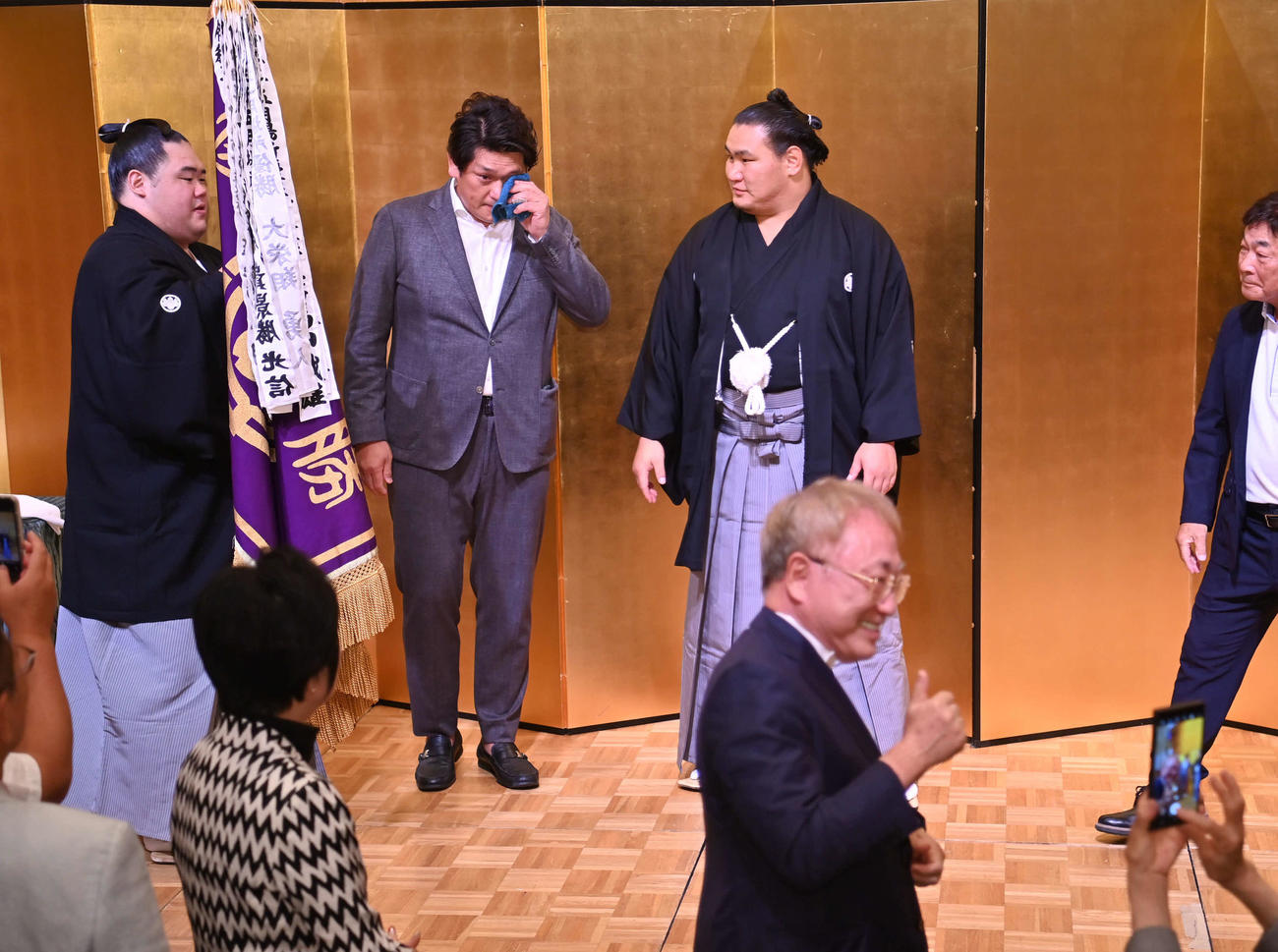 師匠の立浪親方（左から2人目）は祝勝会場に到着した、左から明生、1人おいて豊昇龍を出迎え目頭を押さえる。手前は高須クリニックの高須院長