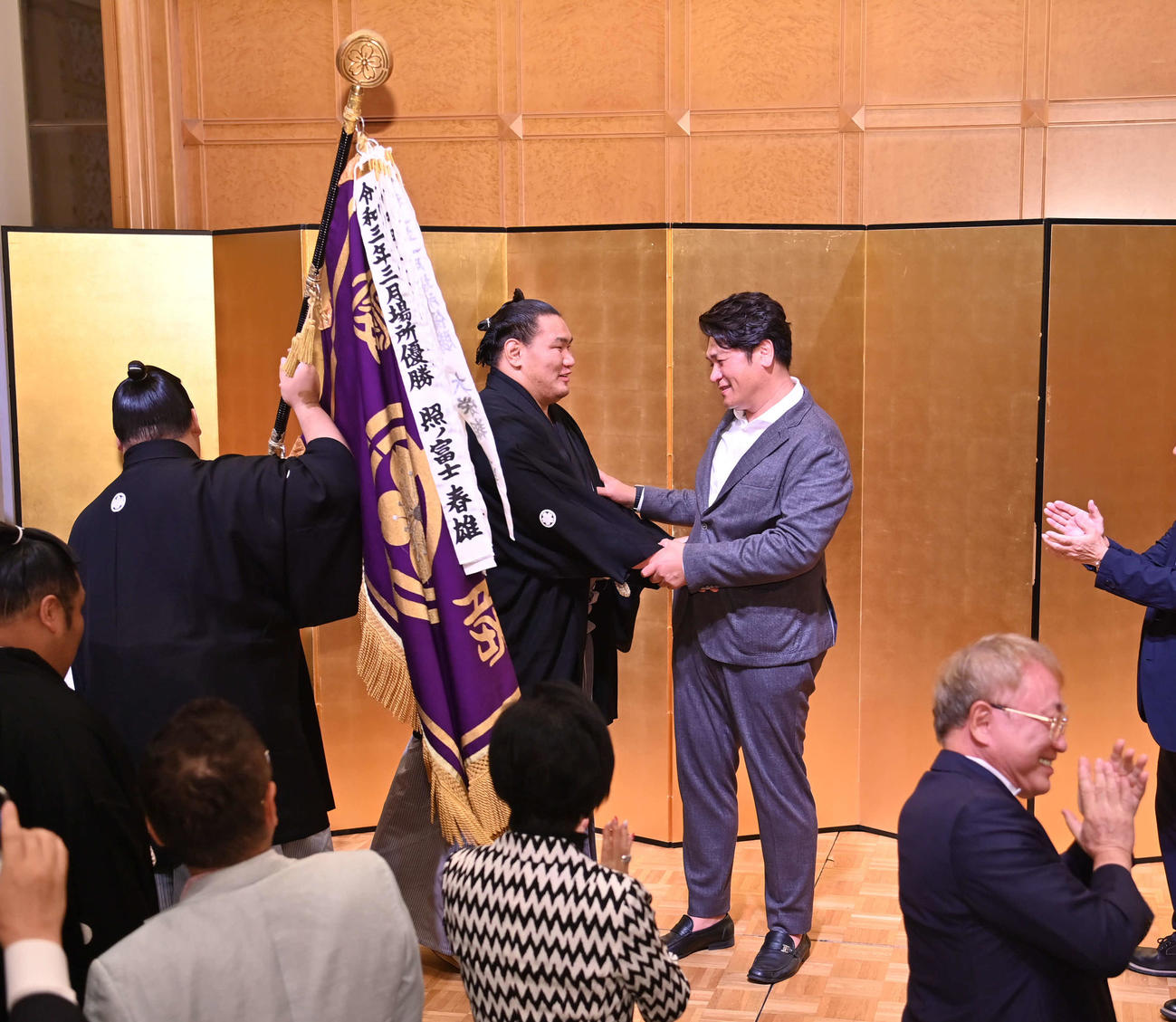師匠の立浪親方（右）は祝勝会場に到着した豊昇龍を祝福する。手前右は高須クリニックの高須院長