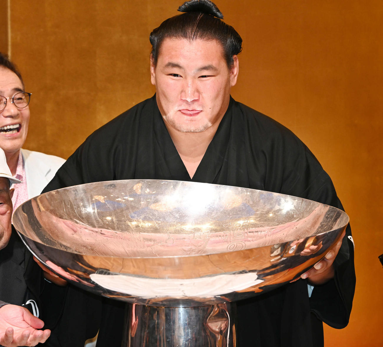 祝勝会で大杯を手に笑顔を見せる豊昇龍