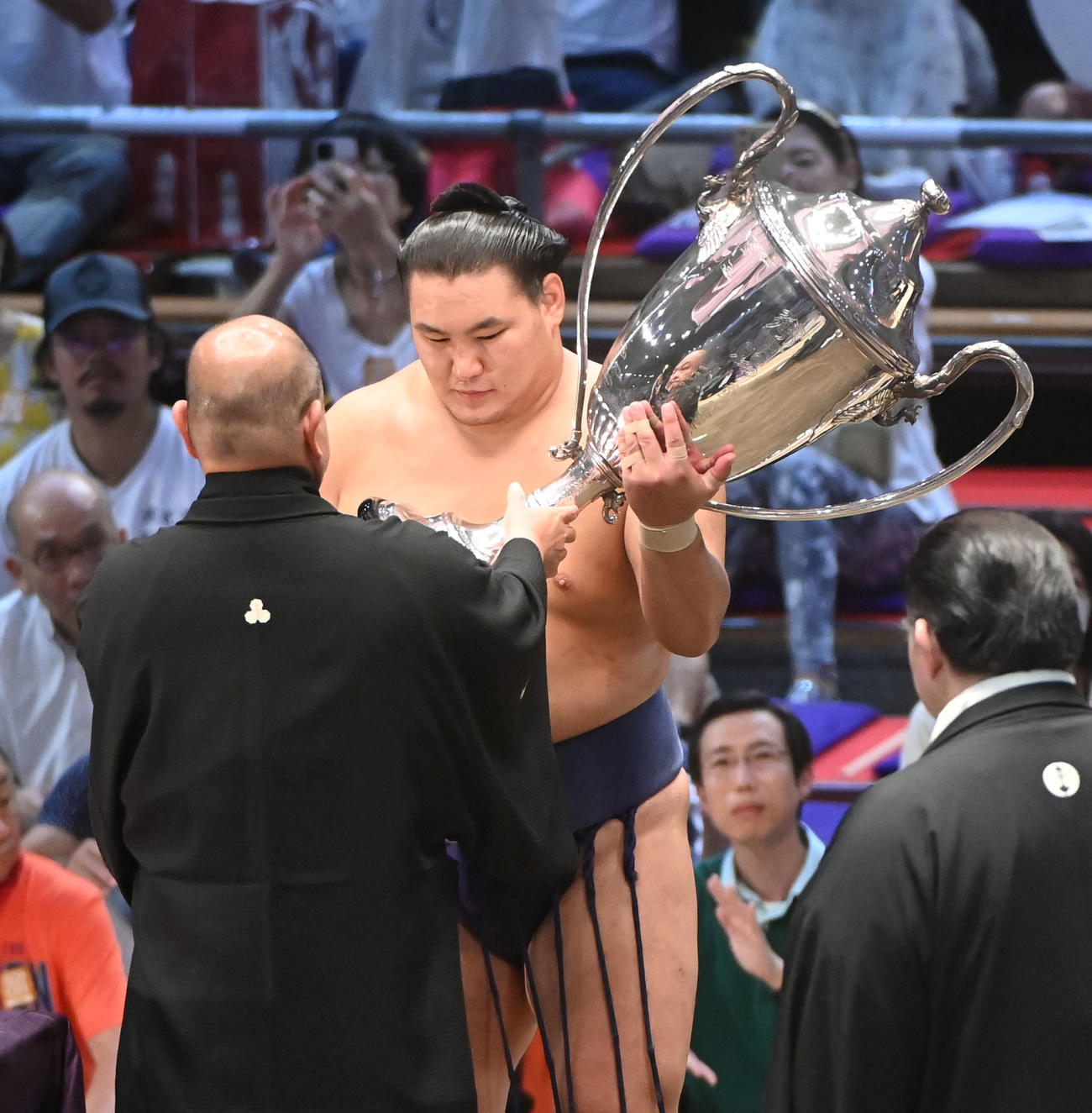 優勝賜杯を手にする豊昇龍（撮影・森本幸一）