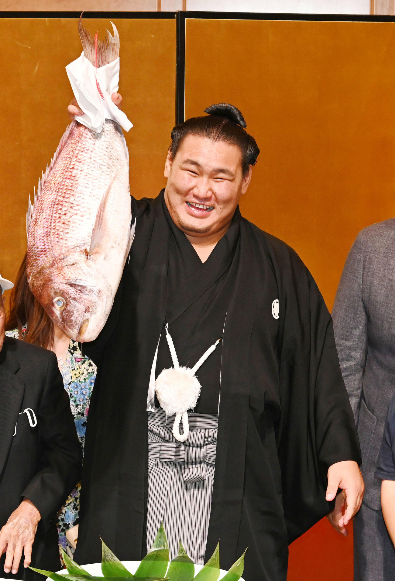 祝勝会でお祝いの鯛を手に笑顔を見せる豊昇龍