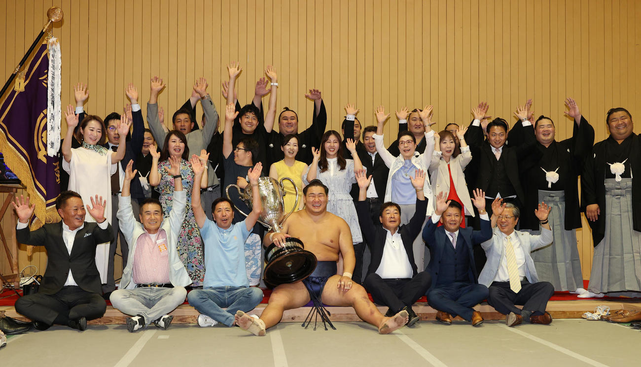 優勝し、賜杯を手に笑顔を見せる豊昇龍（中央）（代表撮影）