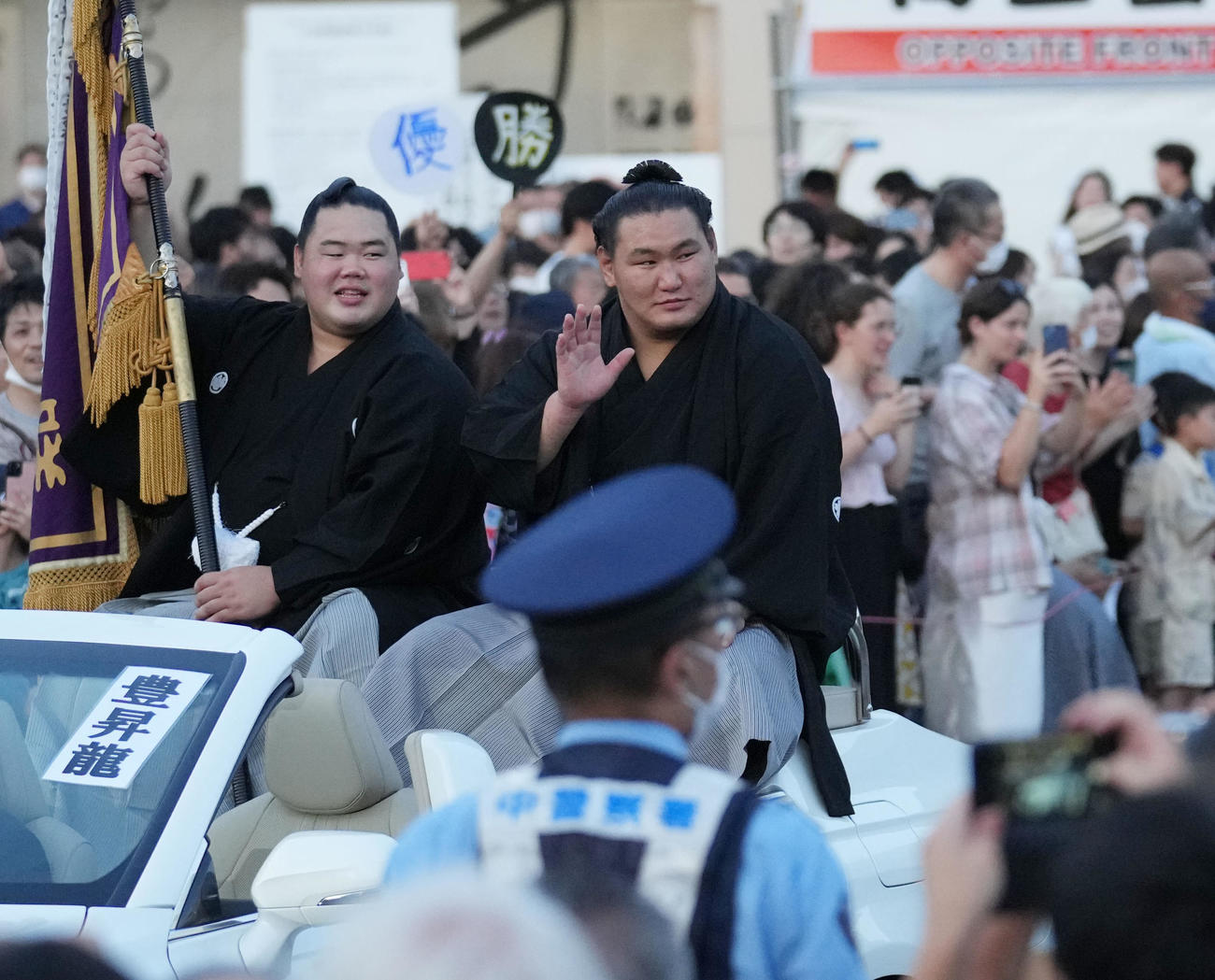 優勝し拍手と歓声を浴びながらパレードする豊昇龍（撮影・森本幸一）
