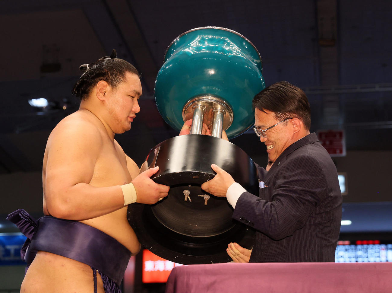 大村秀章知事から愛知県知事賞を受け取る豊昇龍（代表撮影）