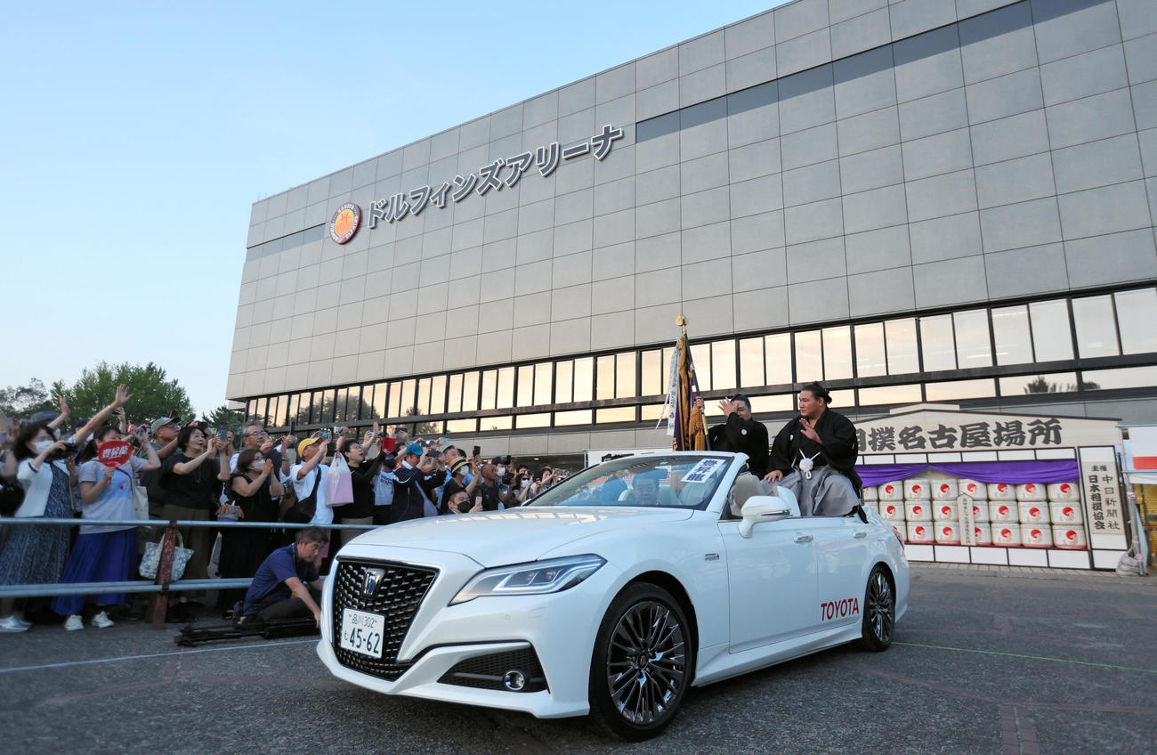 豊昇龍（車上右）はオープンカーでパレードに出発（代表撮影）