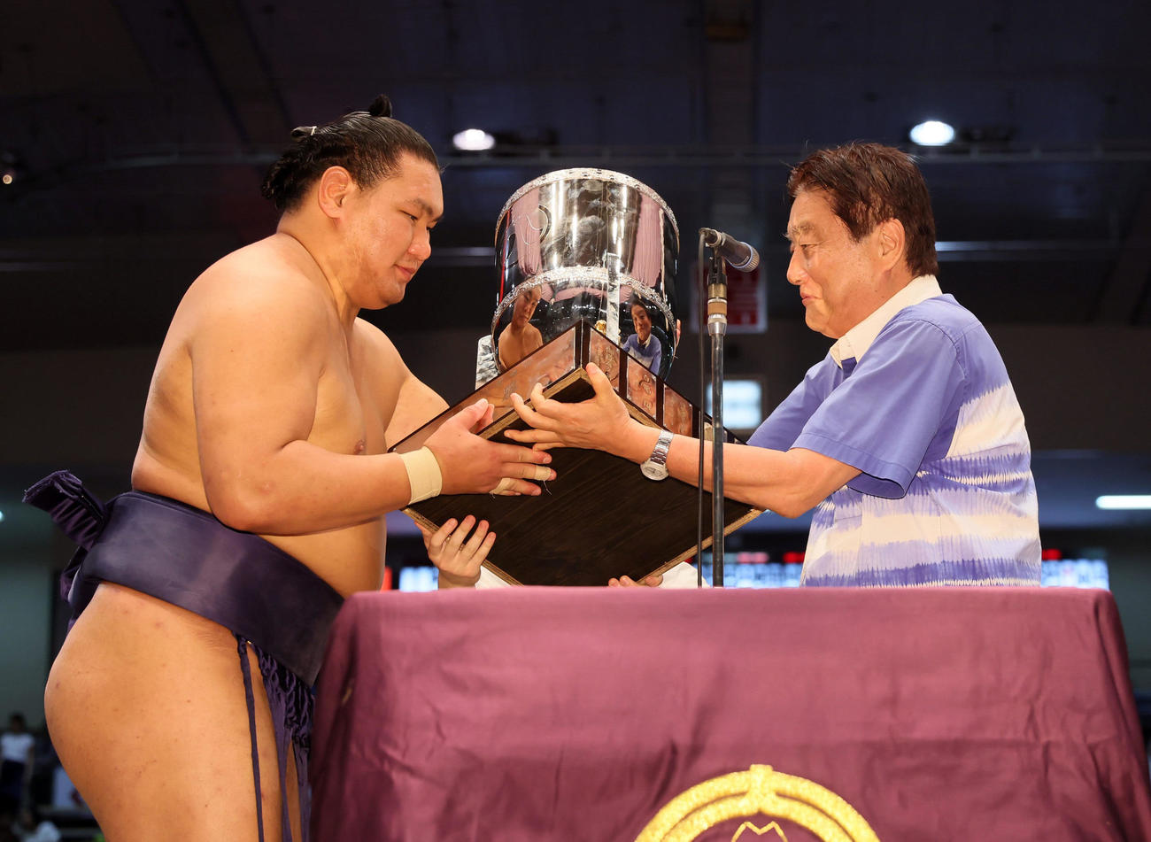 河村たかし市長から名古屋市長杯を受け取る豊昇龍（代表撮影）