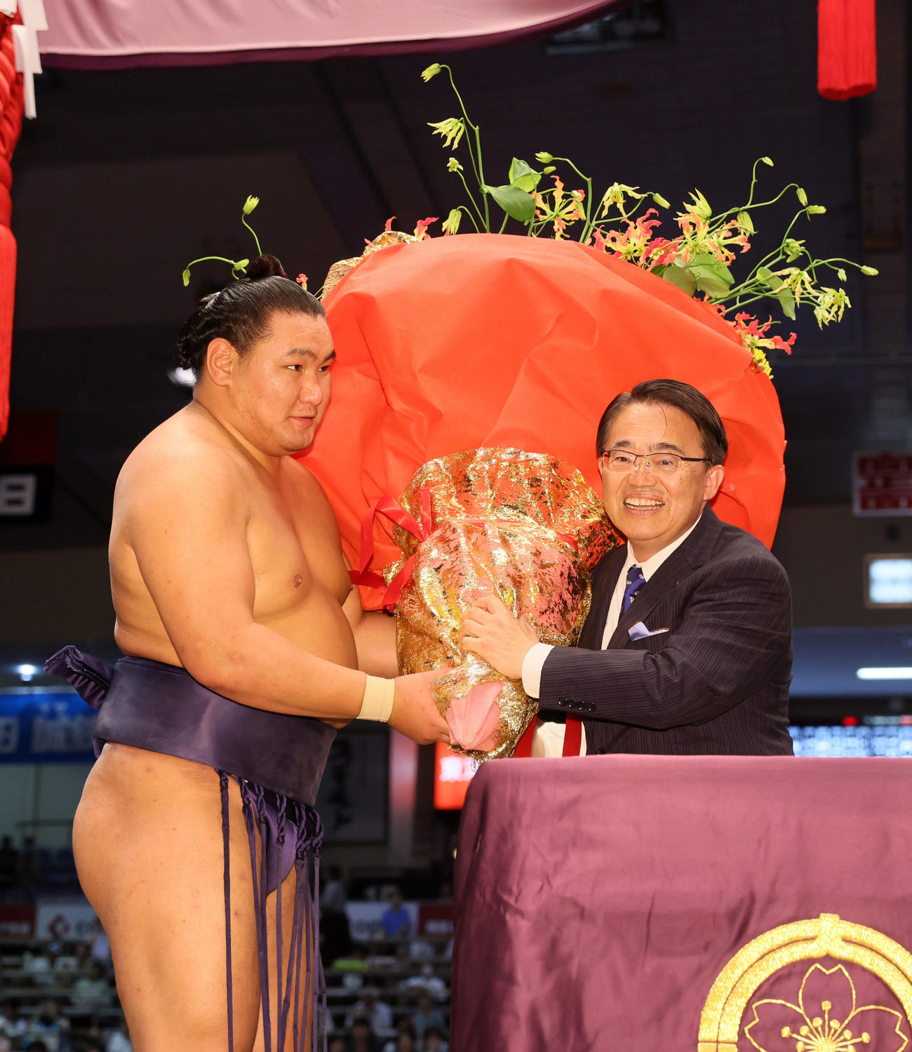 大村秀章知事から愛知県知事賞を受け取る豊昇龍（代表撮影）