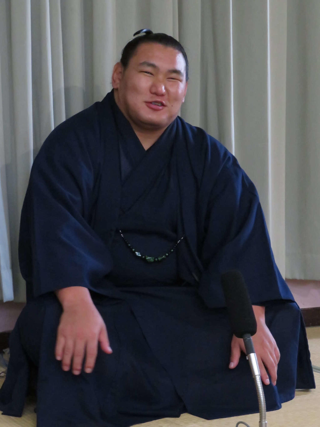 一夜明け会見で笑顔を見せる豊昇龍