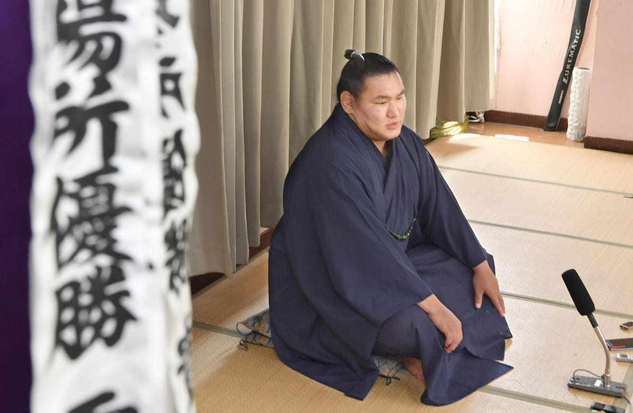 大相撲名古屋場所の初優勝から一夜明け、記者会見で思いを話す豊昇龍（代表撮影）