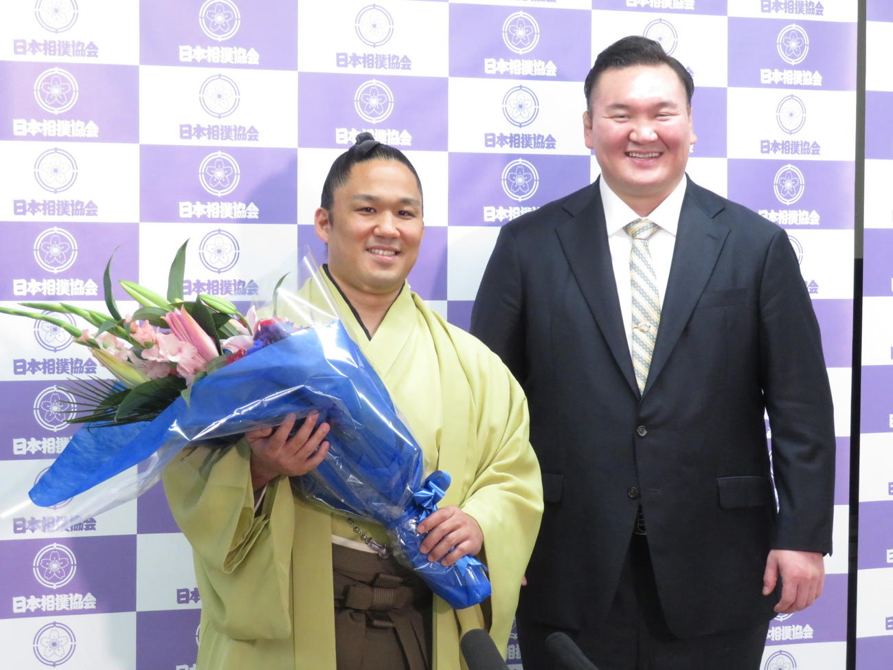 引退会見を終えた石浦（左）は花束を手に宮城野親方と笑顔（2023年6月7日撮影）