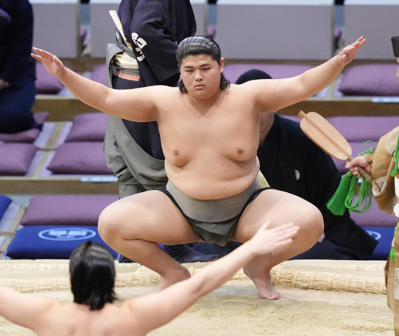 塵手水（ちりちょうず）を切る佐野（2022年11月27日撮影）