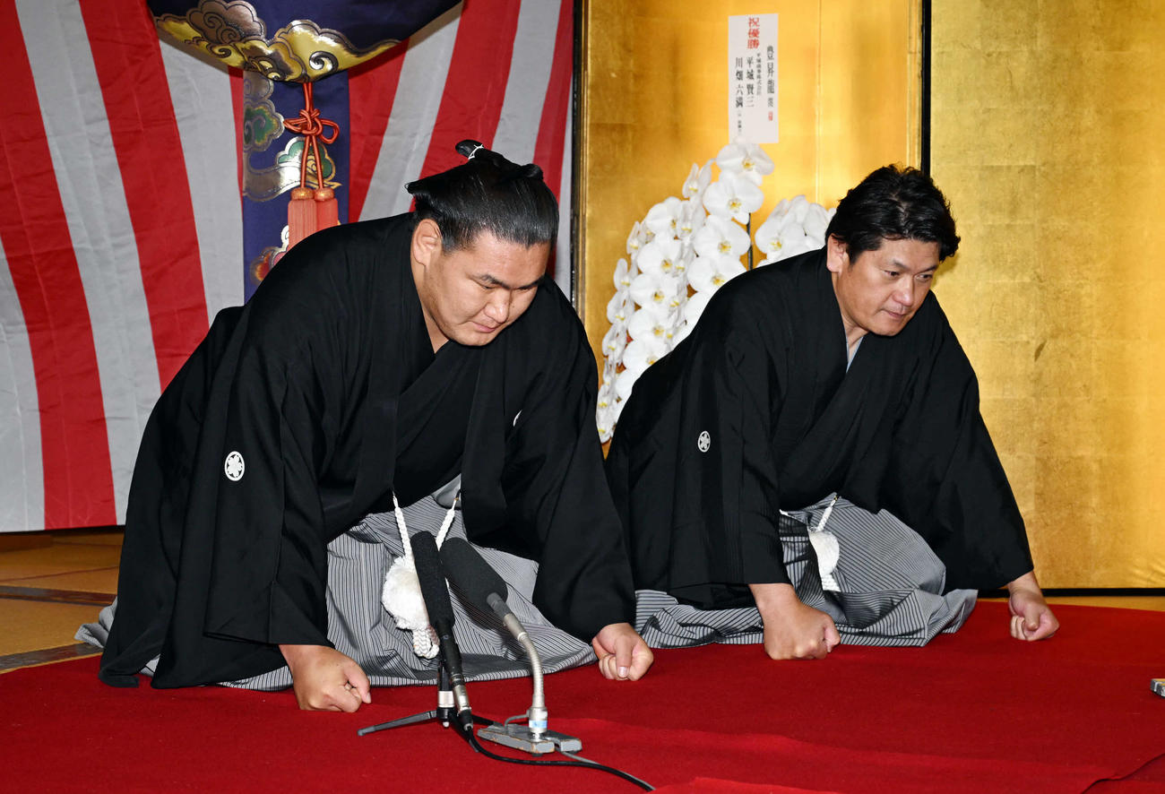 大関昇進の伝達を受け口上を述べる豊昇龍。右は立浪親方（代表撮影）