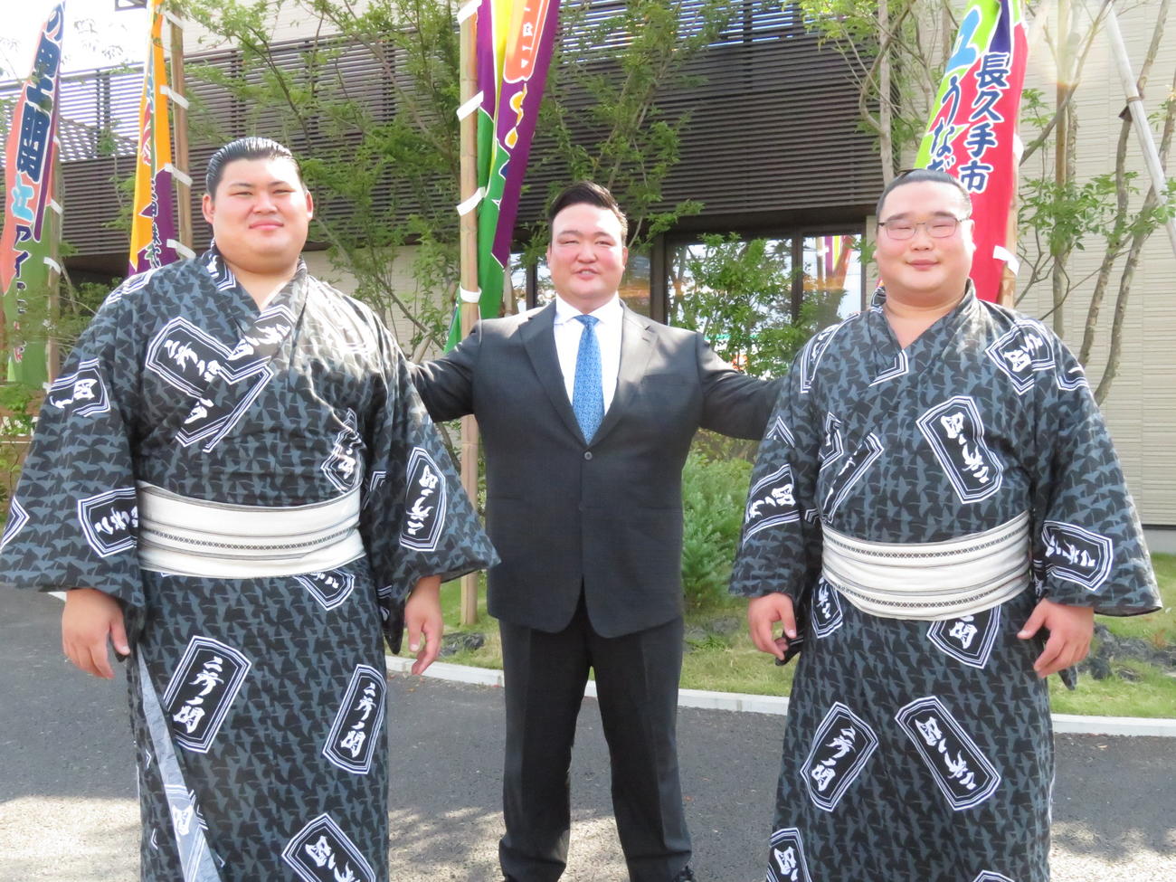 新十両に昇進し、師匠の二所ノ関親方（中央）と記念撮影に納まった大の里（左）と高橋
