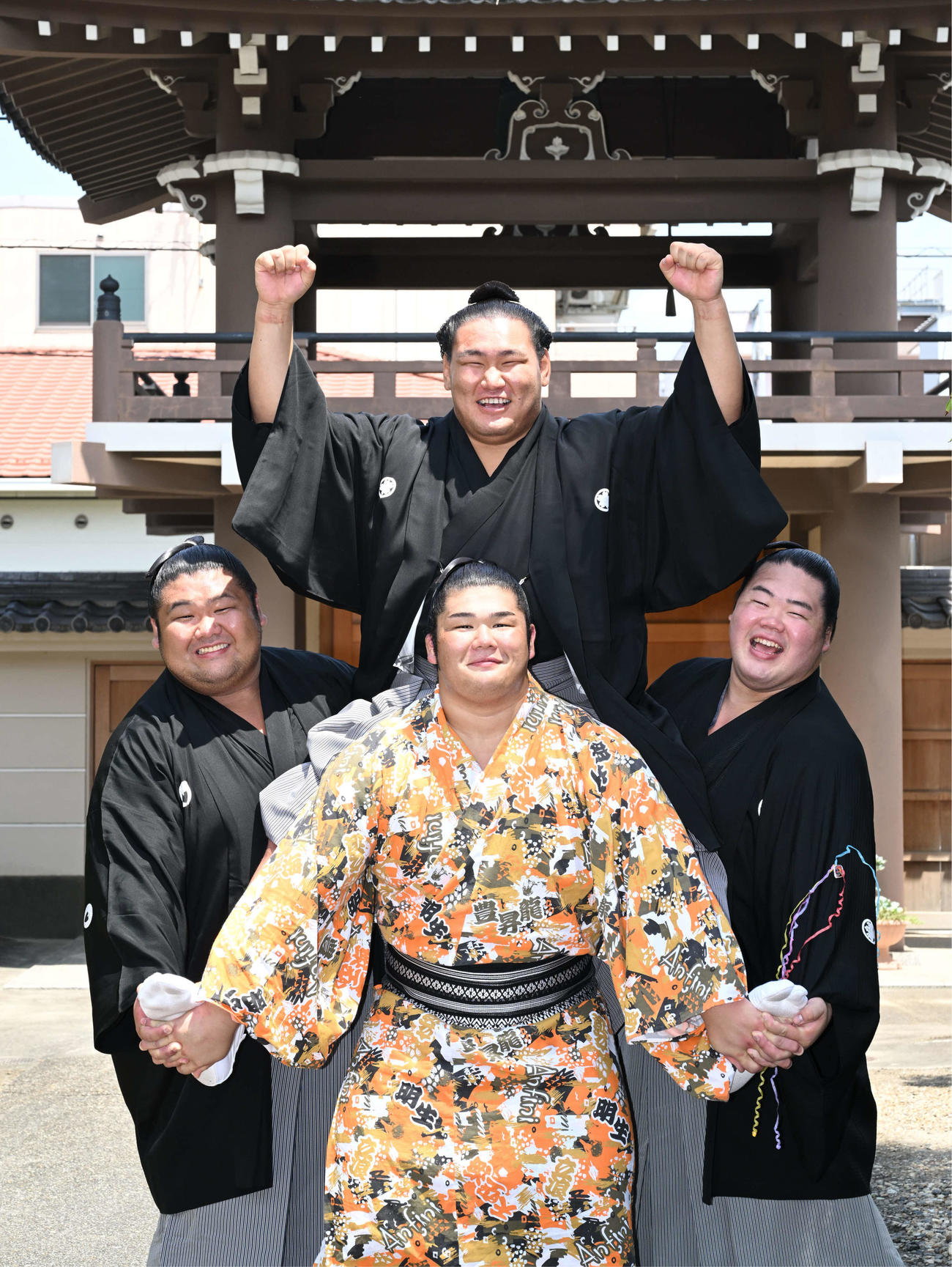 大関昇進の伝達式を終え、騎馬の上でガッツポーズをする豊昇龍（代表撮影）