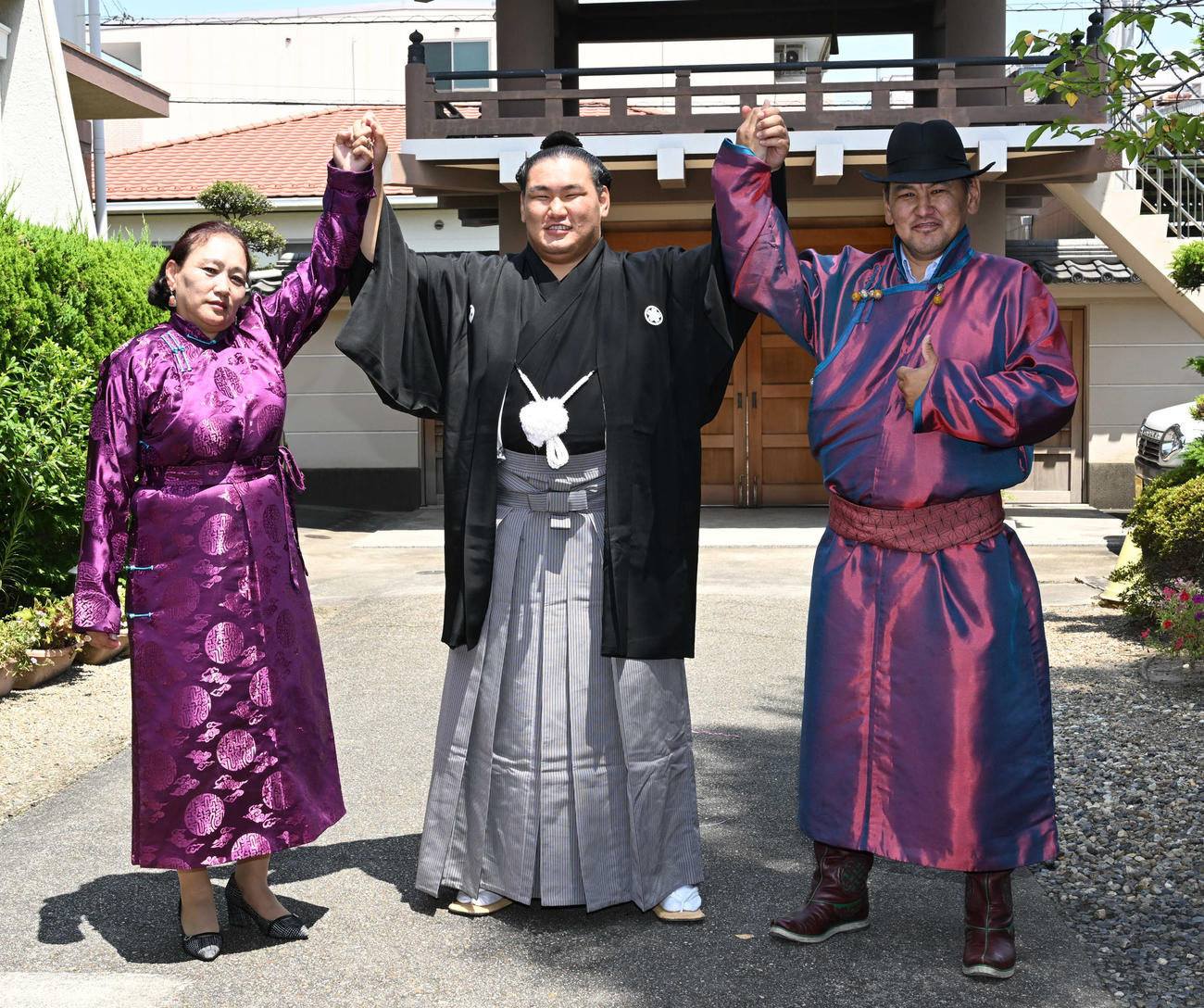 大関昇進の伝達式を終え、父スガラグチャーさん（右）、母ナルマンダフさん（左）と記念撮影する豊昇龍（代表撮影）