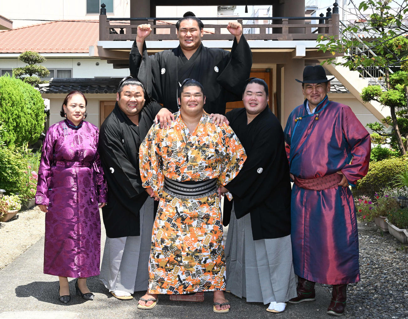 豊昇龍（中央上）は大関昇進の伝達式を終え、父スガラグチャーさん（右端）、母ナルマンダフさん（左端）らと記念撮影（代表撮影）