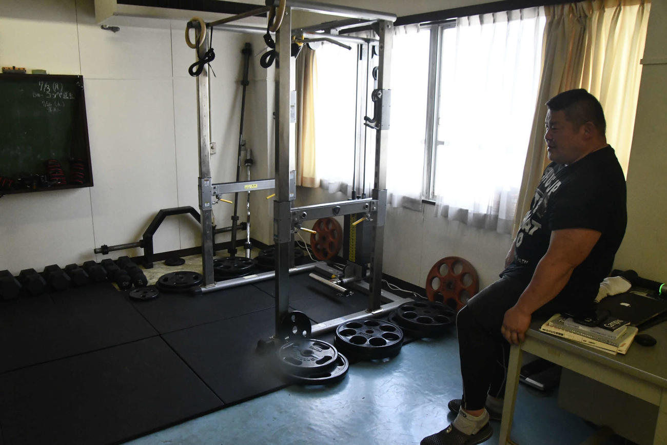 名古屋場所の立浪部屋宿舎にある筋トレルームを誇らしそうに見つめるフィジカルコーチの松原郷士氏（撮影・平山連）