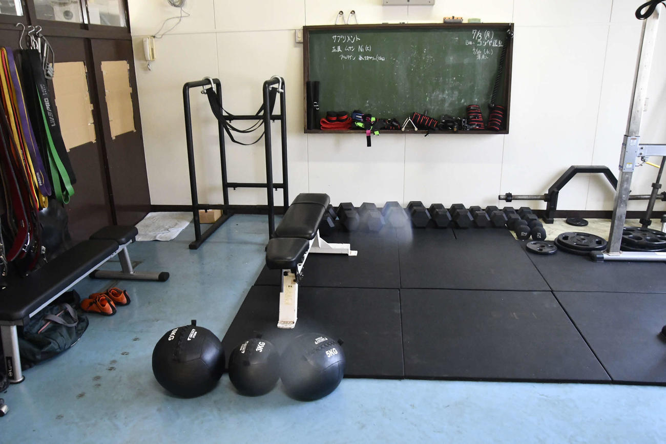 名古屋場所の立浪部屋宿舎にあるトレーニングルーム（撮影・平山連）