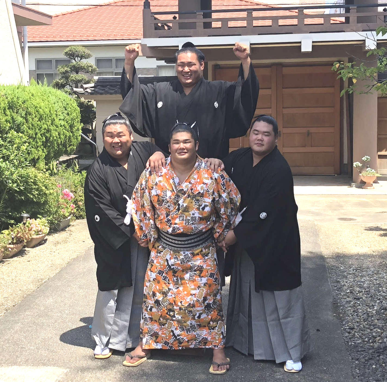 天空海（左）、木竜皇（中央）、明生の騎馬の上でガッツポーズする新大関豊昇龍（撮影・平山連）