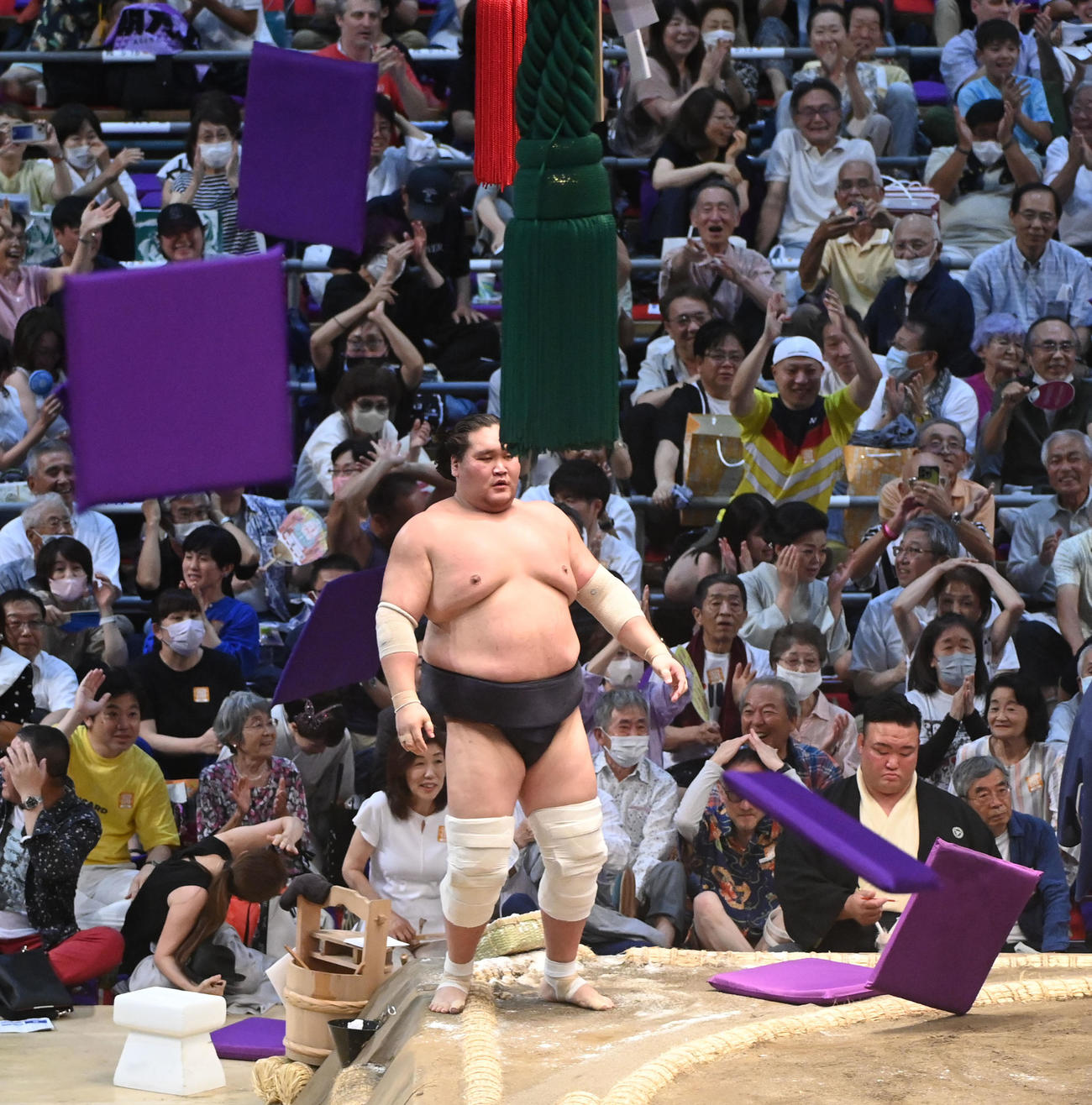 大相撲名古屋場所3日目　翔猿に敗れ座布団が舞う中、立ち尽くす照ノ富士