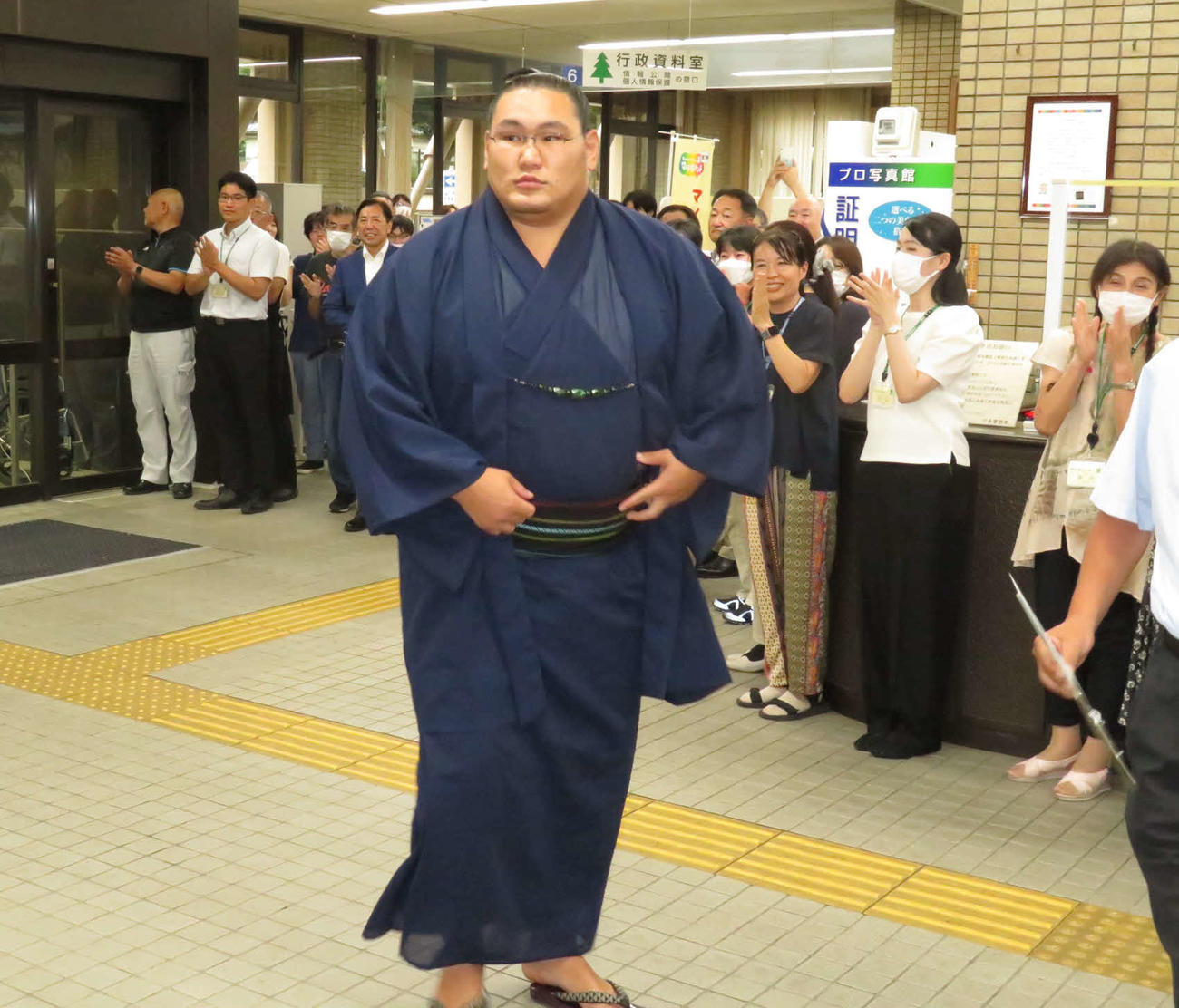 表敬訪問した千葉・柏市役所で拍手で出迎えられた豊昇龍
