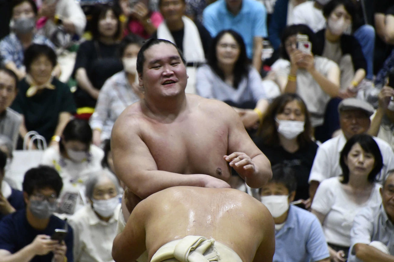 ぶつかり稽古で新大関豊昇龍に胸を出す横綱照ノ富士（撮影・平山連）