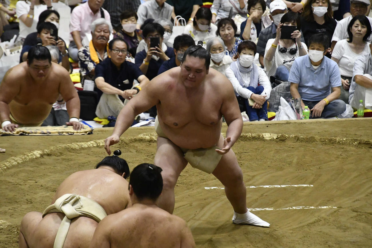 ぶつかり稽古で新大関豊昇龍に胸を出す横綱照ノ富士（撮影・平山連）