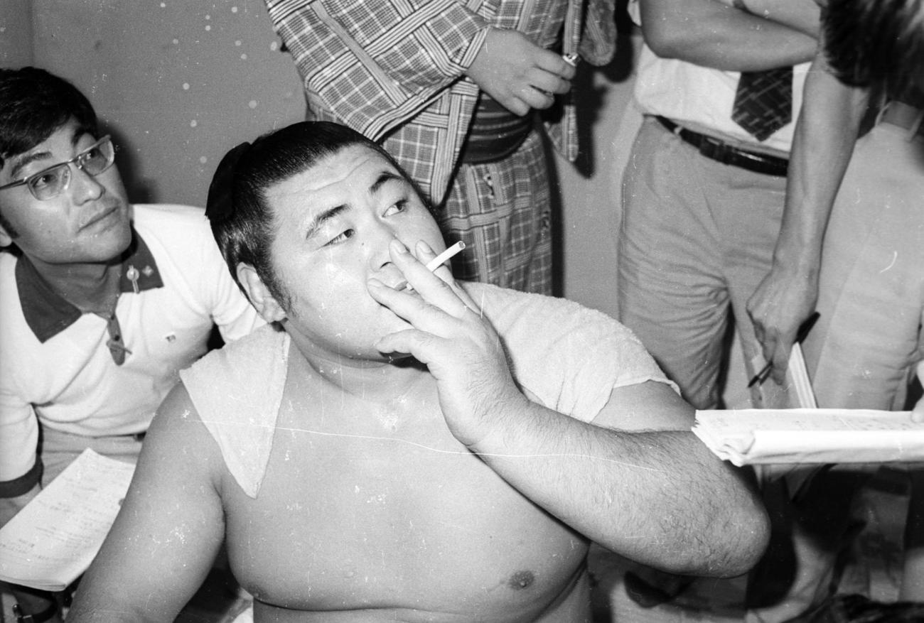 支度部屋でたばこをうまそうに吸いながら記者のインタビューを受ける関脇魁輝（1979年7月2日撮影）
