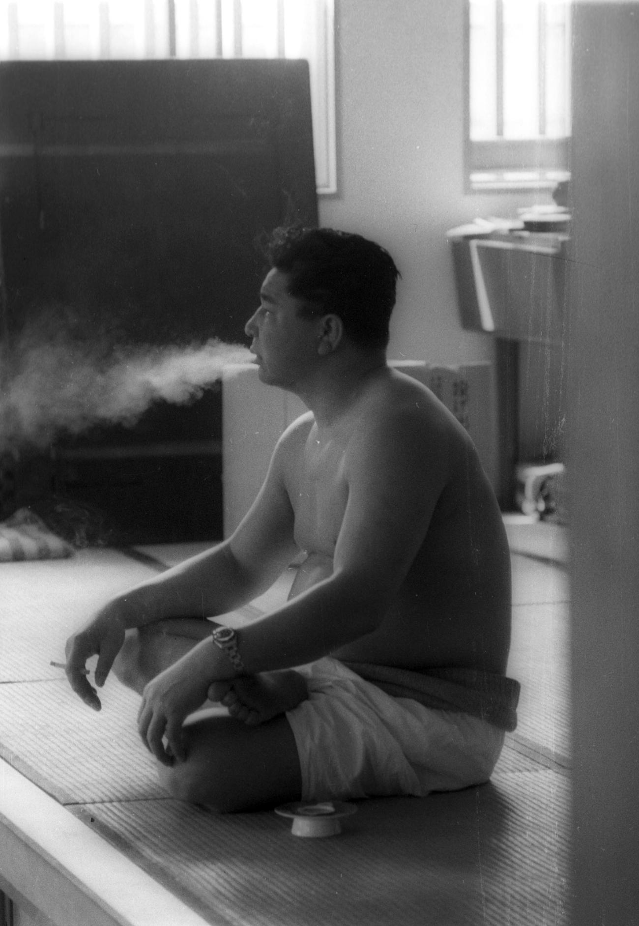 稽古を見つめる二子山親方（45代横綱若乃花）（1963年6月10日撮影）