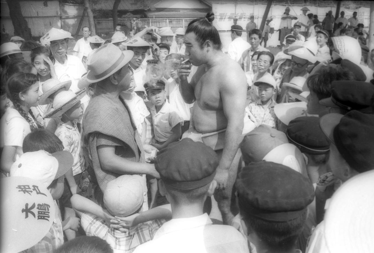 酒田巡業での横綱柏戸（1963年7月27日撮影）