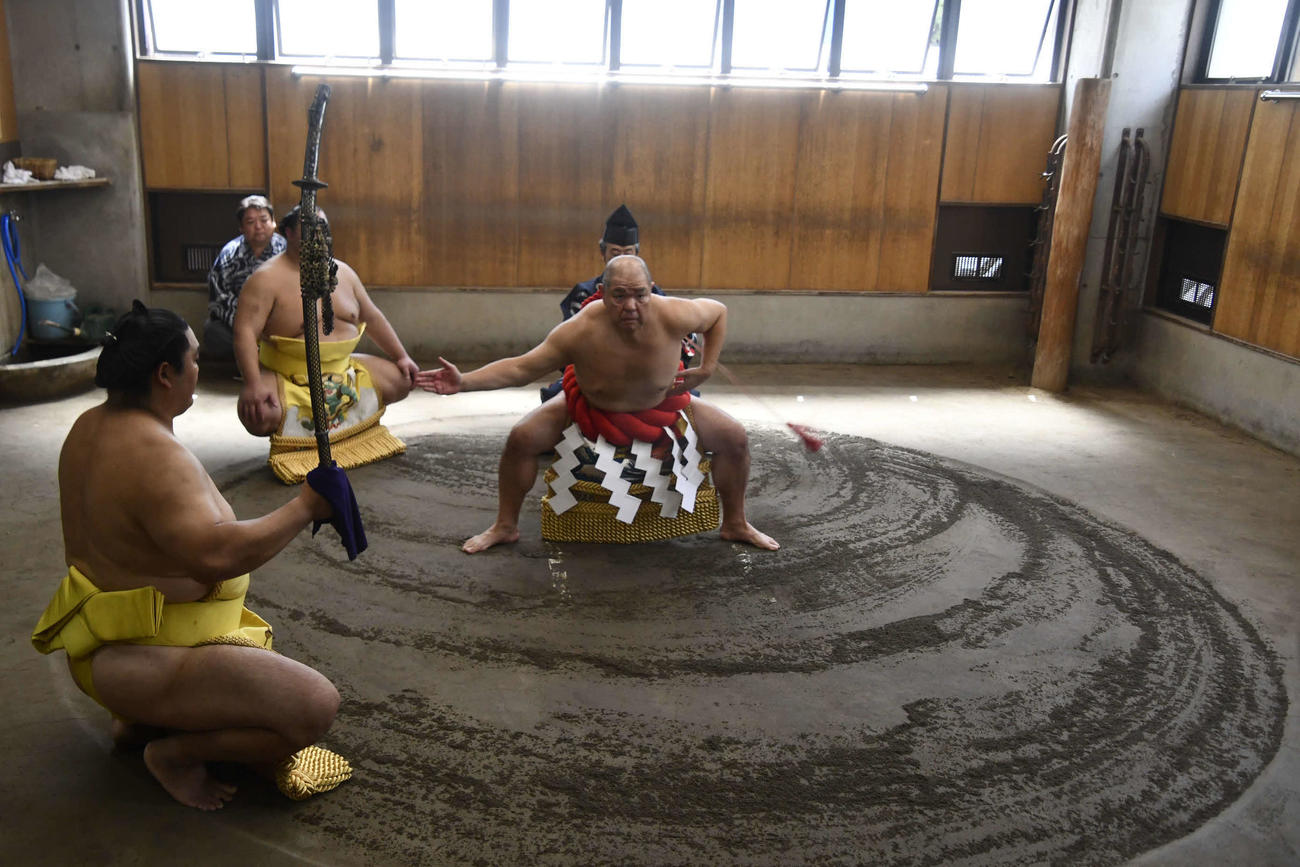 還暦土俵入りの練習する八角理事長（撮影・平山連）