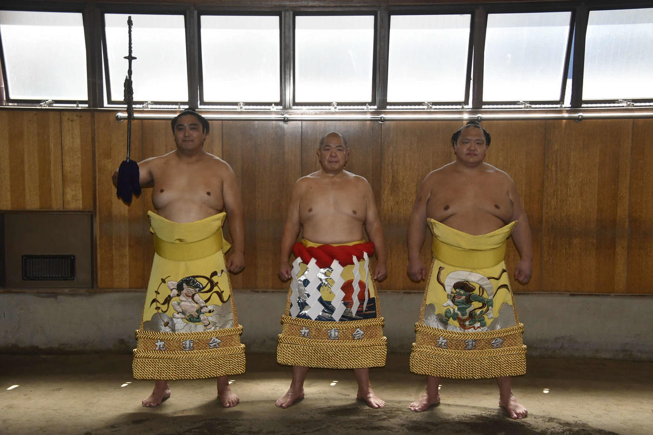 左から太刀持ちの君ケ浜親方（元関脇隠岐の海）、八角理事長、露払いの平幕の北勝富士（撮影・平山連）