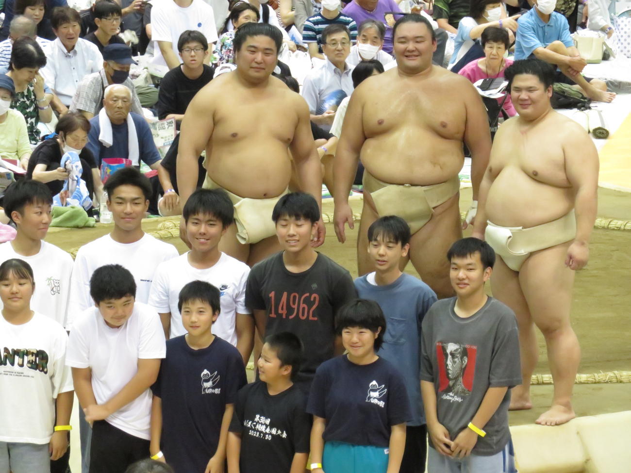 質問コーナー後、質問した小中高生と、笑顔で記念撮影に納まった（後方左から）若元春、朝乃山、宇良