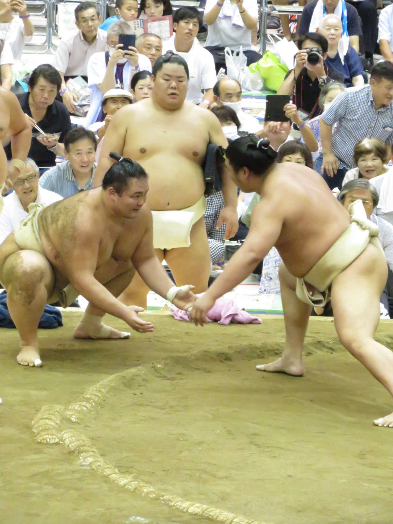 若元春（右）の胸を借りてぶつかり稽古を行った朝乃山（左）。後方は大栄翔