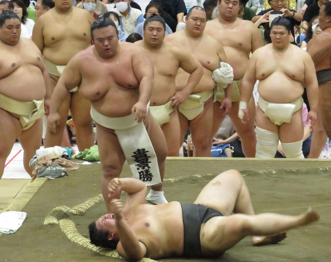 貴景勝（中央上）に胸を借りて、ぶつかり稽古を行った大の里（同下）