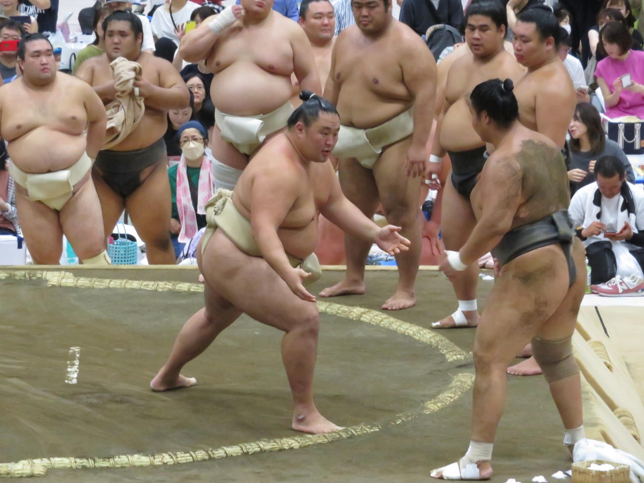 ぶつかり稽古で若い衆に胸を出した玉鷲（手前左）