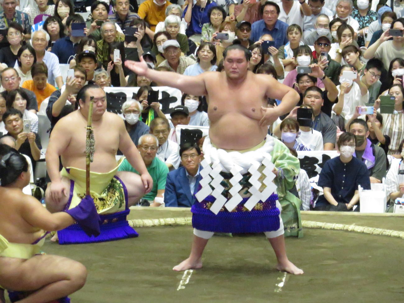 土俵入りを行った照ノ富士。太刀持ちは北青鵬（手前）、露払いは宝富士（土俵左から2人目）